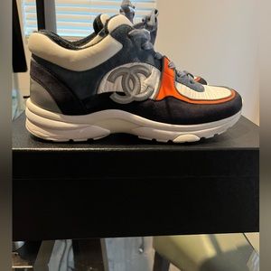 Women’s Chanel sneakers size 39 come with dust bag and extra shoe laces